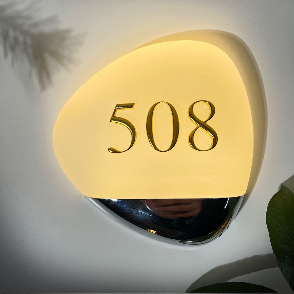 Y008